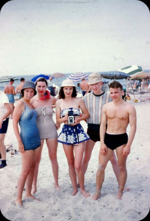 vintageeveryday:35 wonderful color photos show beach life in the 1950s.