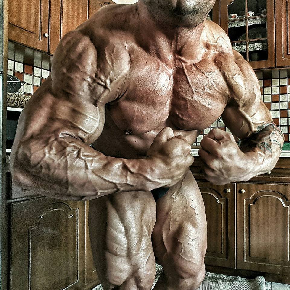 roidedmusclebullswithemptyposers:  intomusclestuff:  The rent muscle stud does a