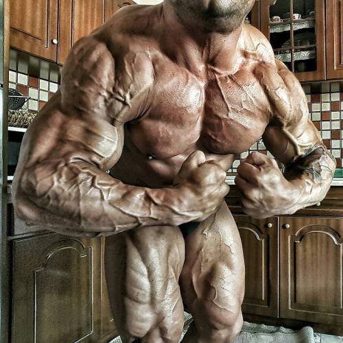 roidedmusclebullswithemptyposers:  intomusclestuff:  The rent muscle stud does a most muscular over his kneeling client who immediately shoots a fountain of cum all over the stud’s legs!   and hopefully the roided stud gives up his muscle kunt .