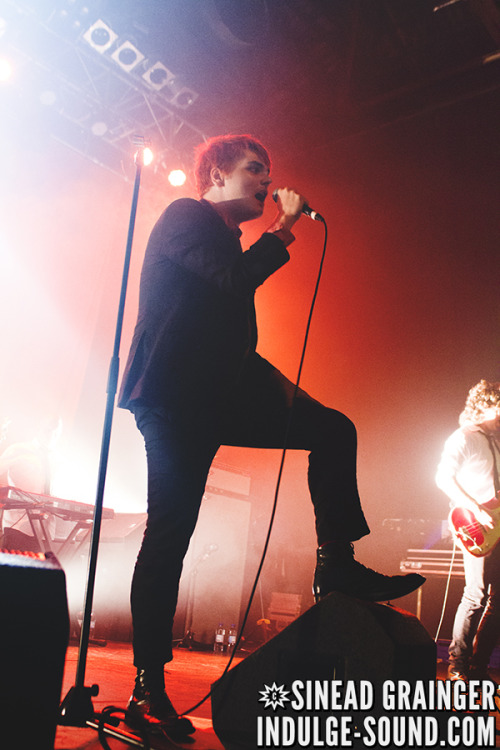 Hey, Gerard Way fans! We’ve got a brand spankin’ new photo set of the man himself in Gla