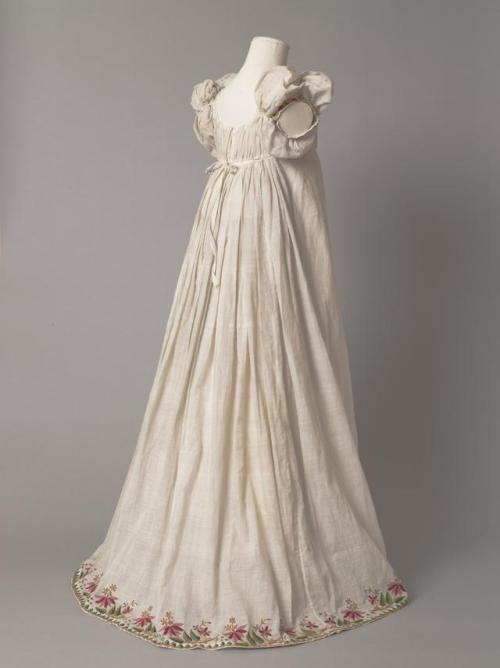 history-of-fashion:1812-1815 Dress (England)muslin embroidered in wool(Victoria and Albert Museum)
