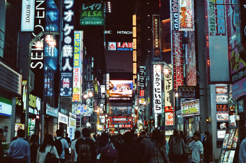 quinnmilfilm:Shinjuku, Tokyo, JapanCanon AE-1/Cinestill 800T