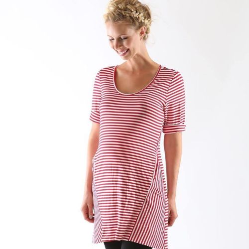 This red and white tunic is playful AND easy to wear! . . . . . . . . . . #trendy #ontrend #summerva