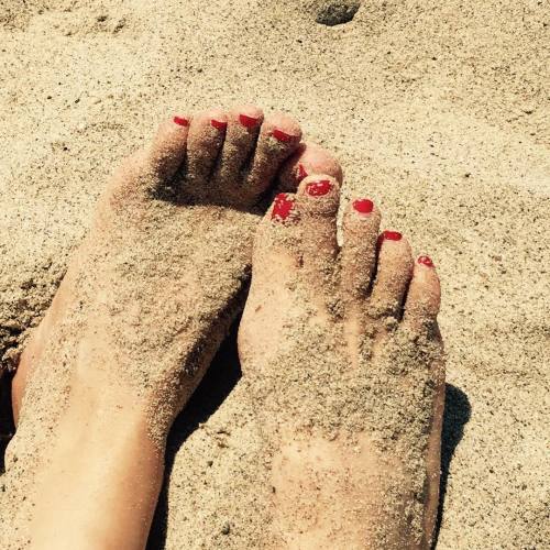 Lilou at the beach. #sandfeetbeach #footworship #footfetishnation #footfetishworld #sexyhotfeet #hot