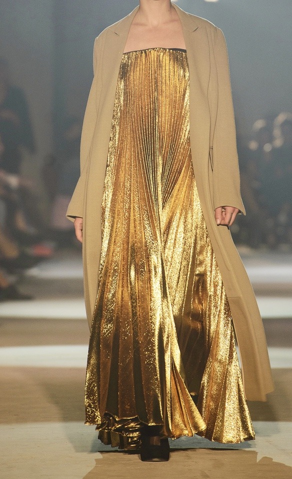 velvetrunway:  Datuna F.W 2016 Posted by tiled 