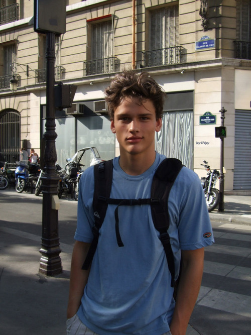 purtie:  implosia:  cataloge:  Whats his name omgggg????  Simon nessman :)  omfg 