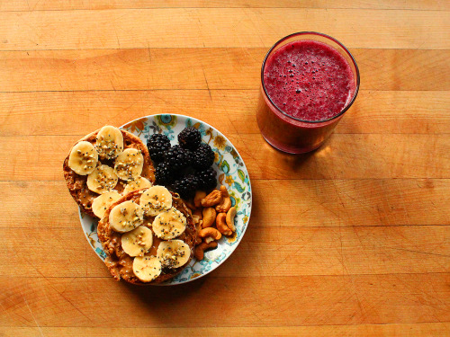 garden-of-vegan:  Whole wheat English muffin topped with peanut butter, banana slices, and a sprinkle of chia seeds, hemp hearts, and buckwheat. Blackberries and roasted cashews. Mixed berry green tea smoothie (green tea, orange juice, and frozen mixed
