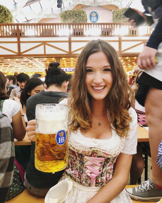 Wiesn sexy Cute Women