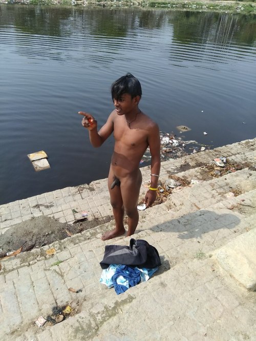 weerapaul: elnegroluispe: cyberpatamon1: Ajay, this boy saved an injured bird which was drowning and