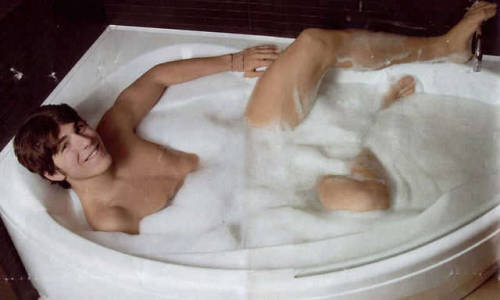 Alberto Paloschi naked in the bathtub