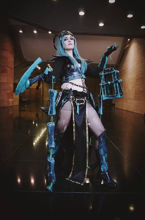 league-of-legends-sexy-girls:  Female Thresh 