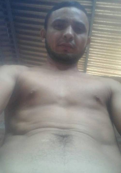guanacoshot:  Rico salvadoreño mostrando su rica verga y cuerpo recuerda darle like