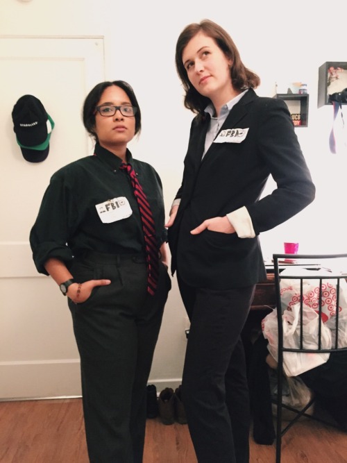 scarybrownstein: lesbian mulder and scully go to a 90s themed party