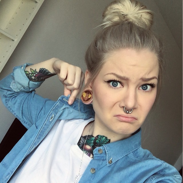 wannyy:  Have this weird association of denim shirts and being preggers. If anyone