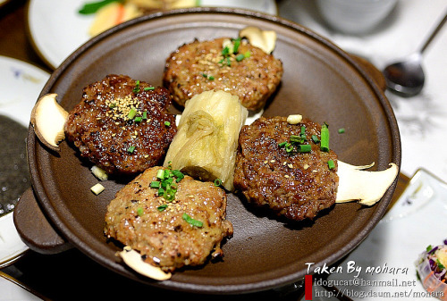 떡갈비 Dduk Galbi @ 부지깽이 in Seoul, South Korea: Precious rib meat is made into patties and pressed onto