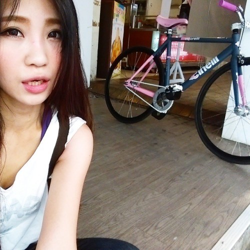 ifuckinlovefixedgearbikes: 又到了白天騎腳踏車很熱的季節了 Who wanna join me? #fixedgeargirl #fixiebabe #fixedgear #