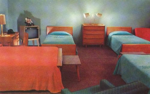 vintageeveryday: Room for a night - Cool pics show the interior of hotel rooms in the U.S from the 1