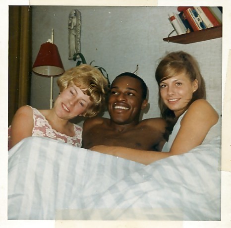 interracial-luvin:Some mother daughter bonding over Tyrone’s cock!