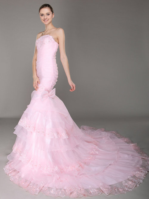 sissymelissa03:  pinksparklefairythings:  Frothy pink mermaid wedding gown.  So pretty!! <333 ;)  Agreeee!!!!