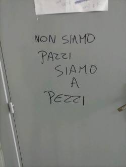 un-ragazzo-distrutto:  Siamo pazzi a pezzi. .