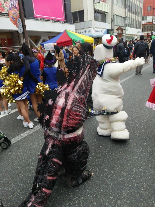 jimpluff:  Shin Godzilla appears at a Halloween event [x] 