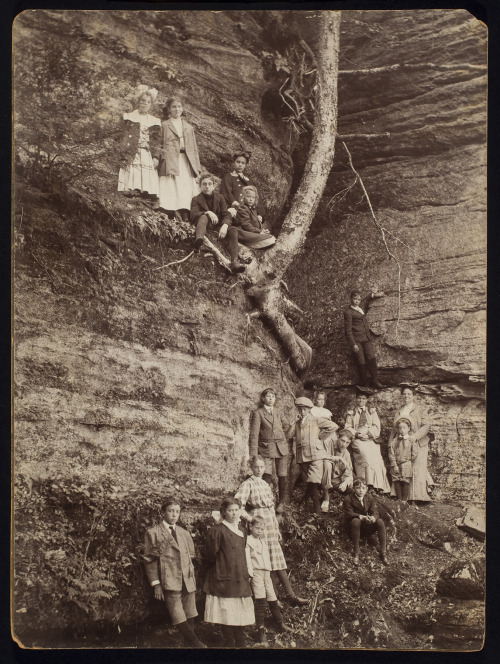 [Group at Panama Rocks]Unidentified makerca. 1900Gelatin silver print20.5 x 15.2 cm (8 1.6 x 6 in.)