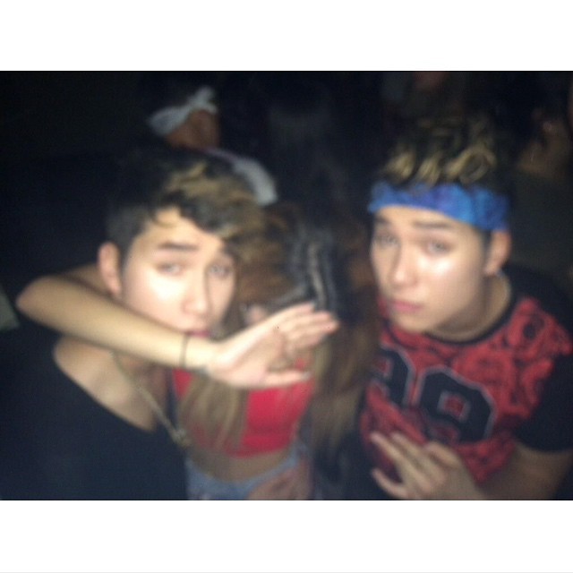 mizzjasminevillegasnewz:  A bulrry picture of jasmine nd her friends 