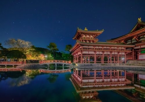 KAGAYA‏ @KAGAYA_11949天空の宮殿。 正面上の星の集まりがすばる。正面下がヒアデス星団。左の明るい星はカペラです。 （先日、京都平等院にて、手持ちで撮影しました） 今日もお疲れさまで
