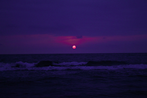 ultraviolet-nymphetamine:

The ocean is everything I want to be. Beautiful, mysterious, wild and free. #purple aesthetic#violet aesthetic#sea#photography#glow#purple glow#glowcore