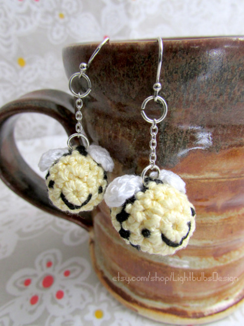 Amigurumi bee earrings and charms are now avalible in the new shop! Stop on by to Murple’s Dre