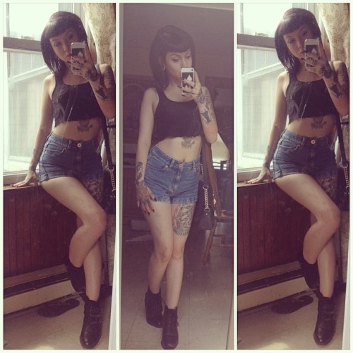 strangevibezz:  queenvbeex:  Look, I got cute for no reason! 😅  TOO MANY PRETTY BABES ON MY DASH  <3<3