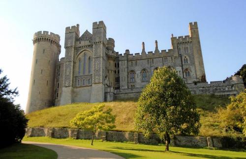 (via A closer look at the beautiful main façade of Arundel Castle, Arundel, United Kingdom. : Archit