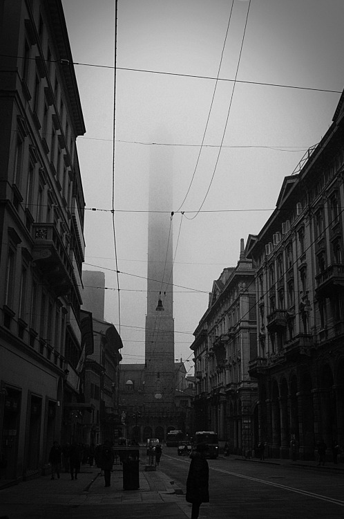 Torre degli Asinelli immersa nella nebbia padana