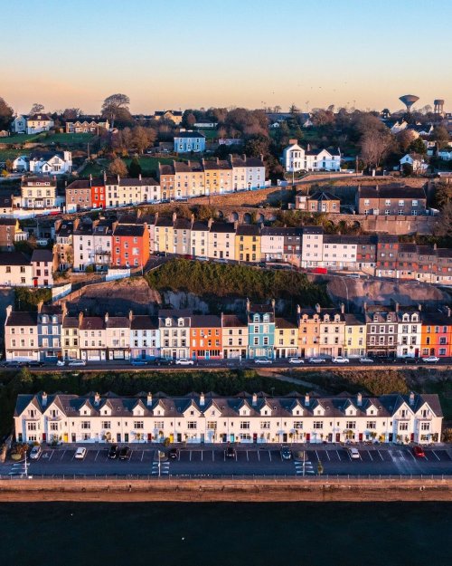 jeroenapers:   Rijtjeshuizen op de heuvel van Cobh in het Ierse Cork. 