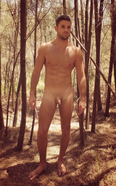 nakedpublicfun: Such a hotie, too bad he shaved