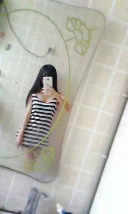 fuckwq: 让你们可爱的王琪小宝贝穿成这样去夜店，搭讪的男人来者不拒，稚嫩的娇躯被摆成各种姿势随意享用想看更多王琪性感可爱私房照的私我