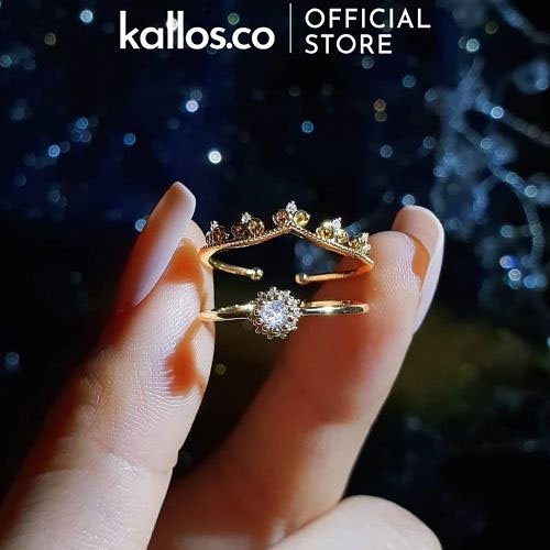 𝐄𝐥𝐥𝐮𝐚 𝐂𝐡𝐚𝐧𝐝𝐞𝐥𝐢𝐞𝐫 𝐑𝐢𝐧𝐠 𝐒𝐞𝐭 is made by cubic zirconia, brass, 14k gold plated, white gold plated and freesize.⁣
⁣
#Kallosvn #KallosVietnam #Kallos #trangsucchinhhang #phukienchinhhang #trangsuc #trangsucnu #jewelry #accessories #ElluaChandelierRingSet...