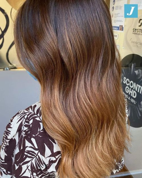 Dal castano scuro al biondo dorato, in una scalatura di colore unica! ✨ Degradé Joelle. #hair #hair