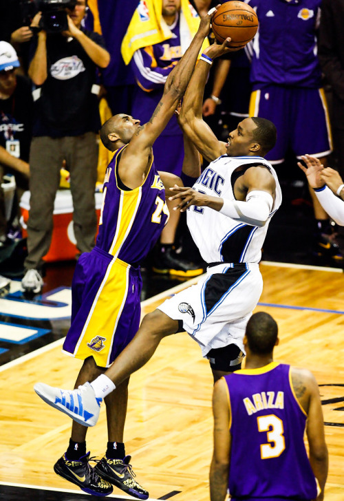 Kobe blocks Howard 2009 NBA Finals