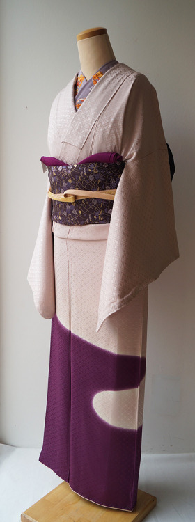 tanuki-kimono:Great example of how monochrome can be spiced up thanks to tiny well thought details. 