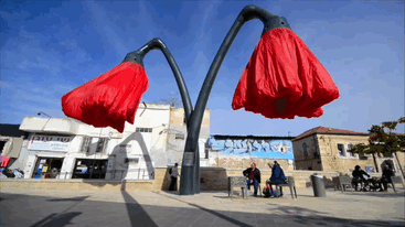 deermom:  boredpanda:    These Flower Lamps Bloom When People Stand Under Them  
