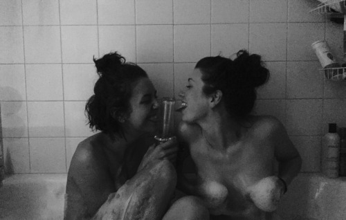 sumdawgmilli:  Roommates bath together, right? 