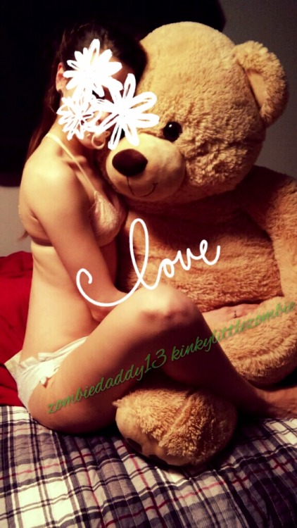zombiedaddy13:My lil brat in pampers diapers is the cutest thing ever she is melting my heart look how cute it is 😍😍😍😍😍@kinkylittlezombie