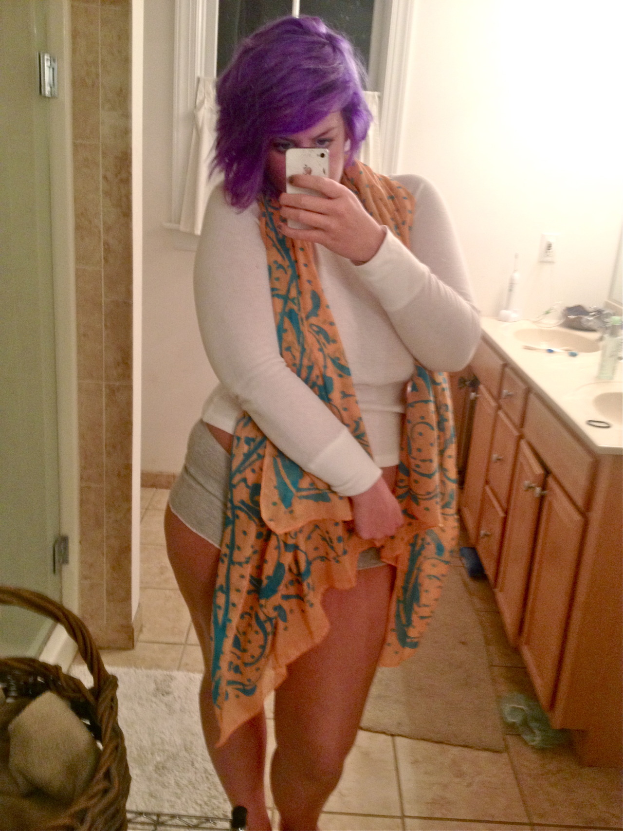 killerkurves:  deathbeforediet:  Digging the hell out of this new scarf I just got!