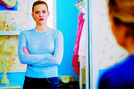 clarasolo: Betty Cooper In Every Episode - 1x13…  The Sweet Hereafter “Good evening,