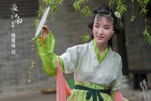 fouryearsofshades: Model 友情模特：周玲双玉瓯 shyuou.taobao.com/ Waist-high Ruqun/襦裙 worn with white Ba