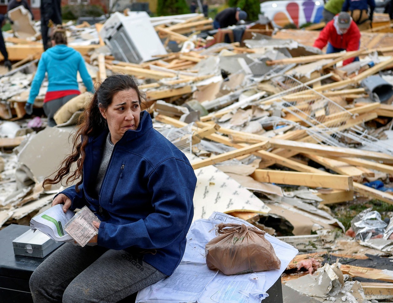 CUATRO MUERTOS POR TORMENTAS. Las fuertes tormentas eléctricas que se registraron en la parte central de Estados Unidos provocaron tornados e inundaciones que dejaron al menos cuatro personas muertas y casas arrasadas por los vientos huracanados y...