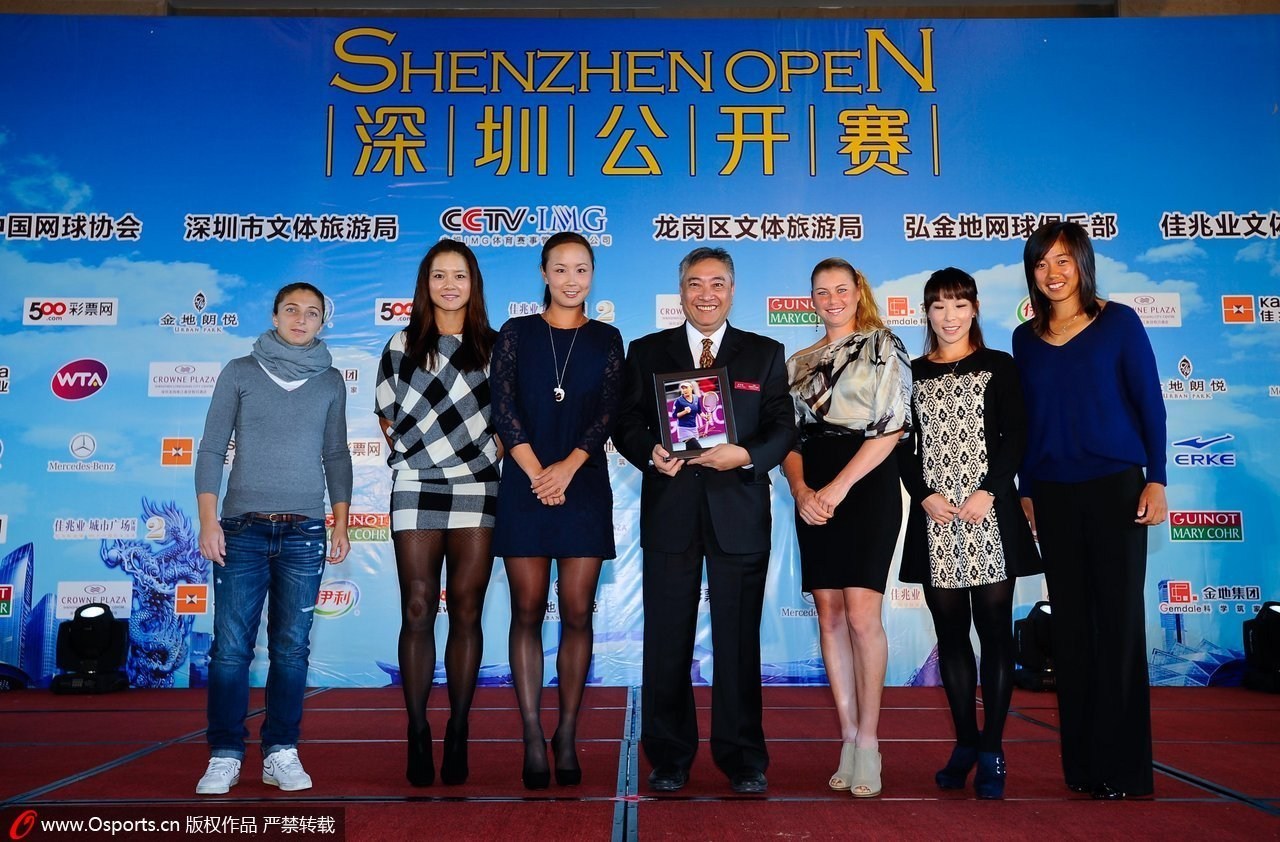 Chinese tennis players Li Na and Peng Shuai at the 2014 Shenzhen Open player welcome