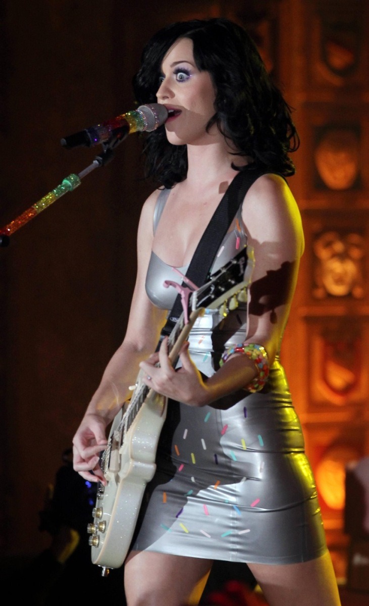 damselsandothersexyness:  hotsexyfemalecelebs:  Katy Perry  The third pic…the way