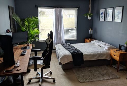 minimalsetups:Triple Monitor Bedroom WorkspaceHead here to find out more…